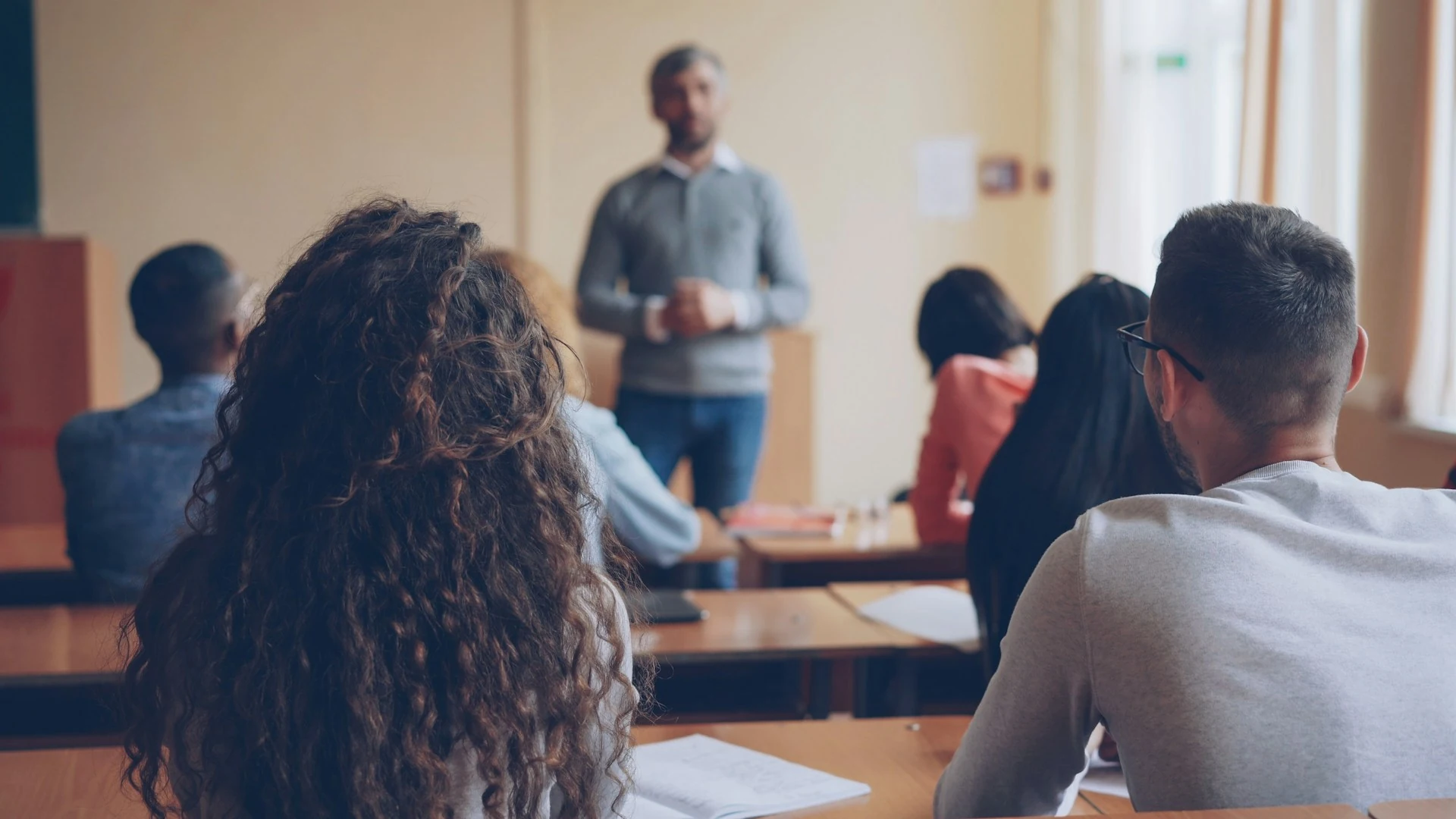 Estudiantes escuchando una clase.