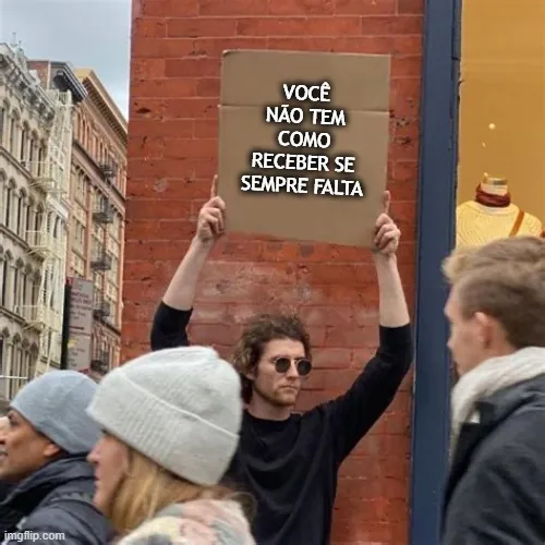 Homem segurando uma placa