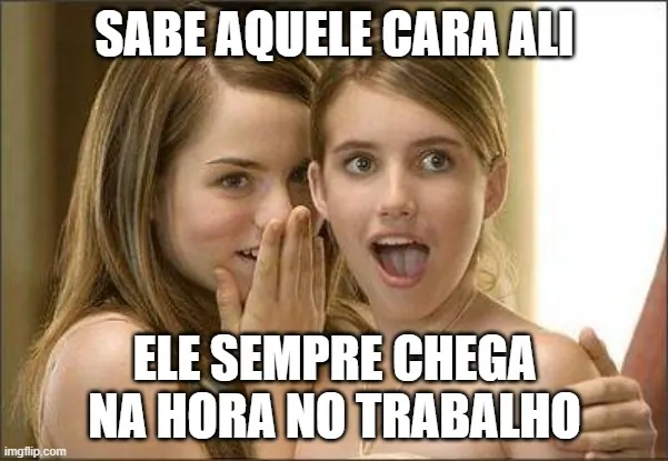 Duas mulheres falando sobre o cara que chega na hora no trabalho