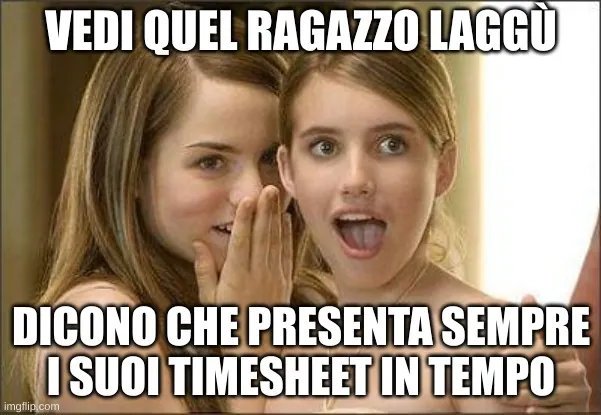 Due ragazze che spettegolano su un ragazzo che presenta i timesheet in tempo.