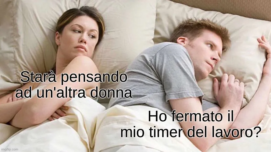 Meme della donna che guarda il fidanzato che non riesce a dormire.