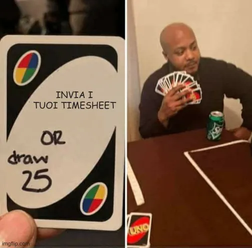 Meme dell'uomo con in mano diverse carte di UNO.