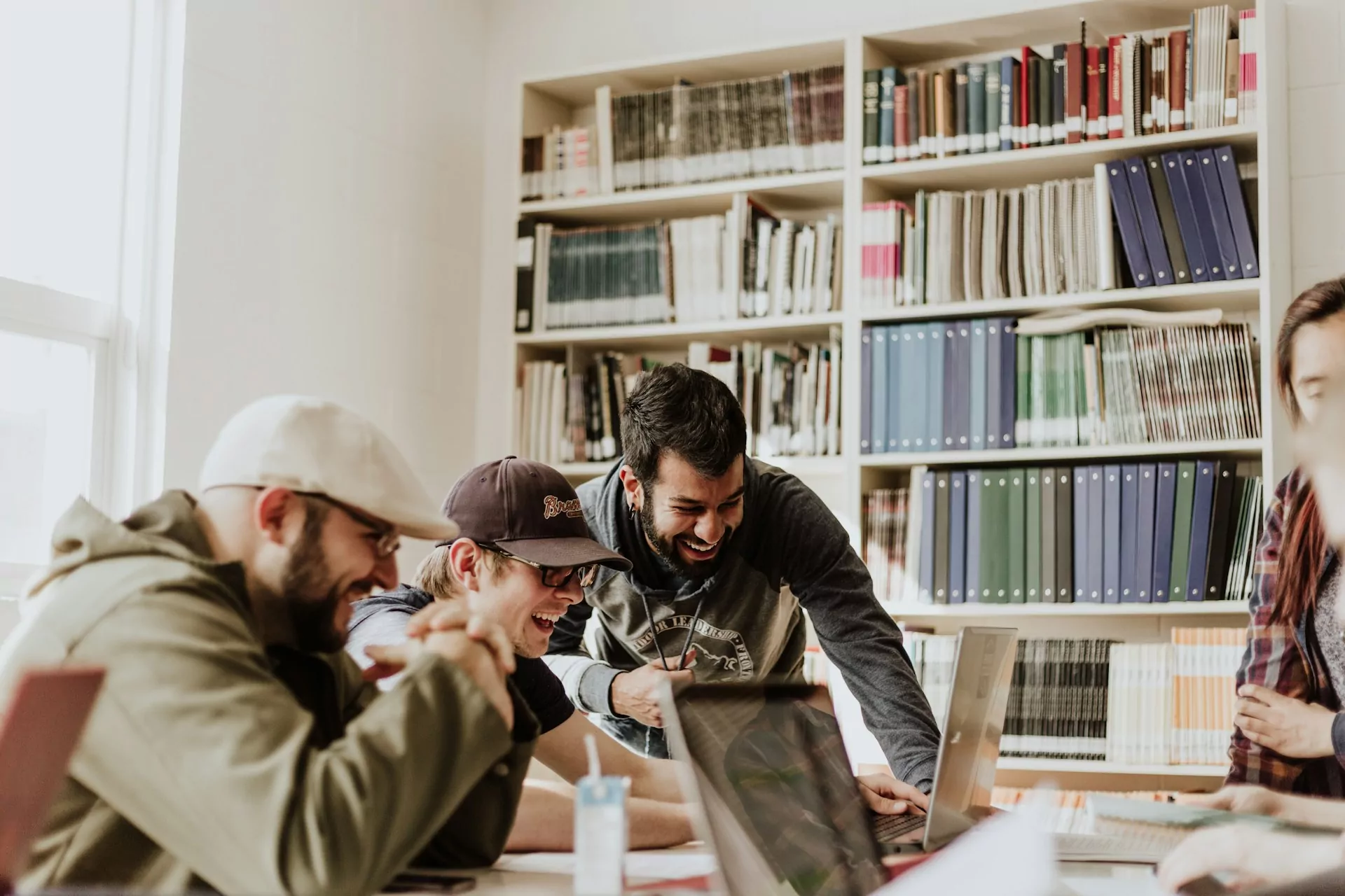 Un gruppo di dipendenti che ride in ufficio. Foto di Priscilla Du Preez 🇨🇦 su Unsplash