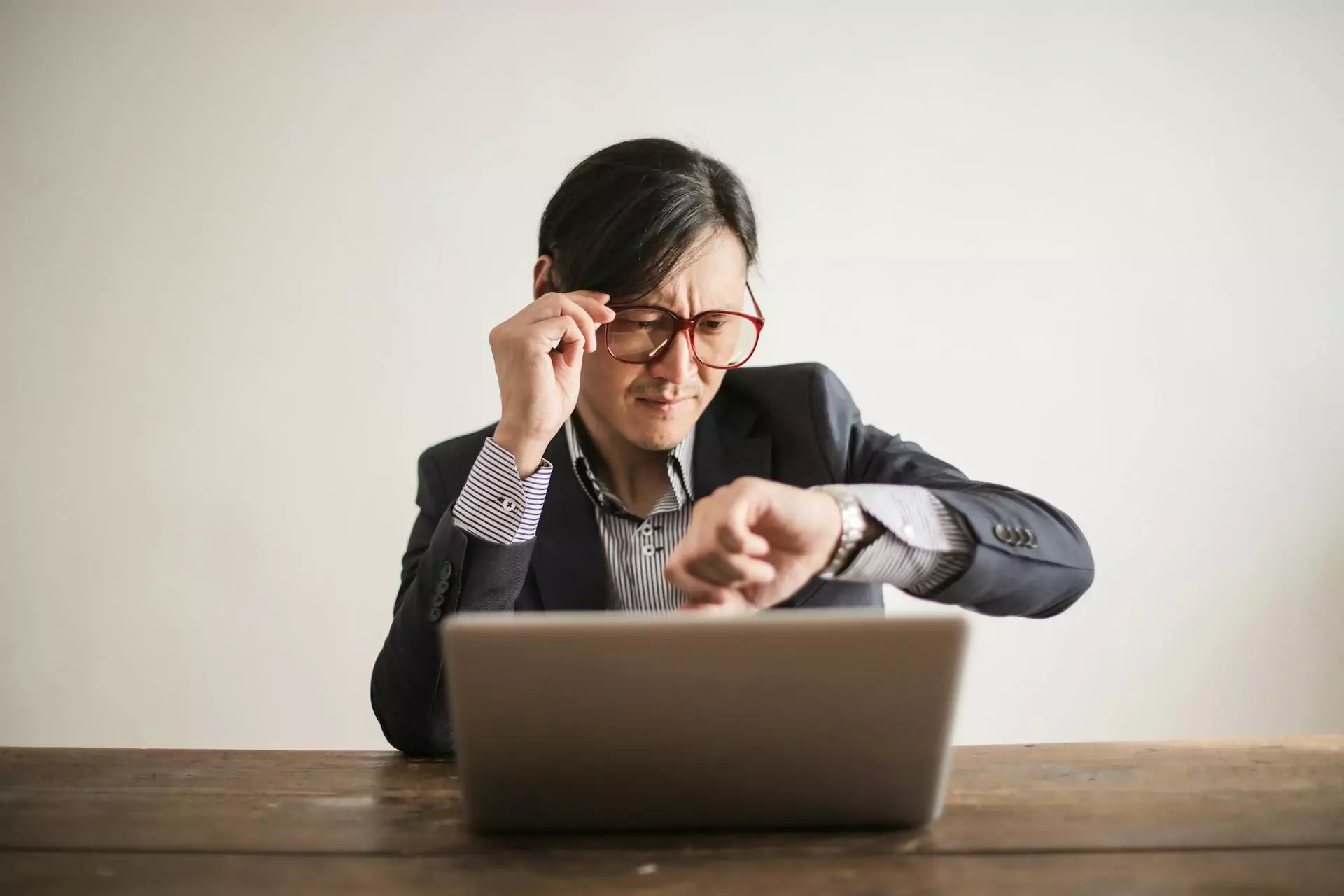 Un uomo che controlla l'orologio mentre è al lavoro.