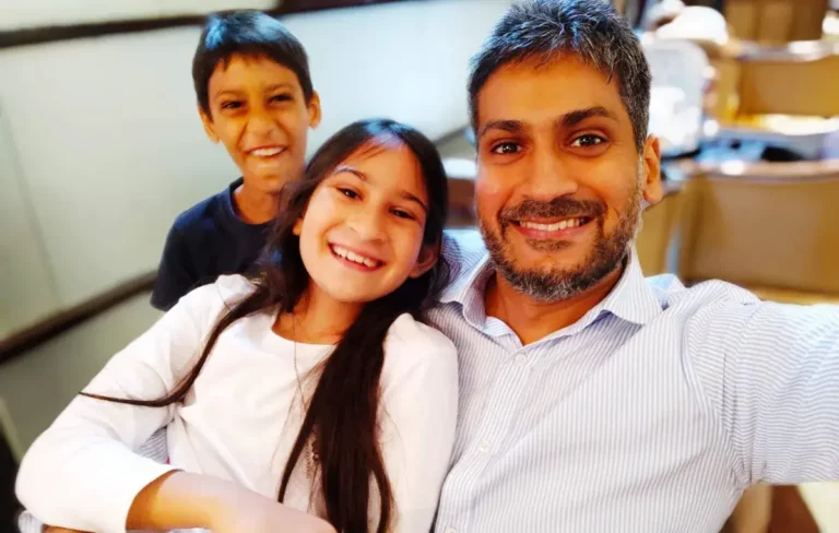 Asim Qureshi, CEO di Jibble, con la sua famiglia.