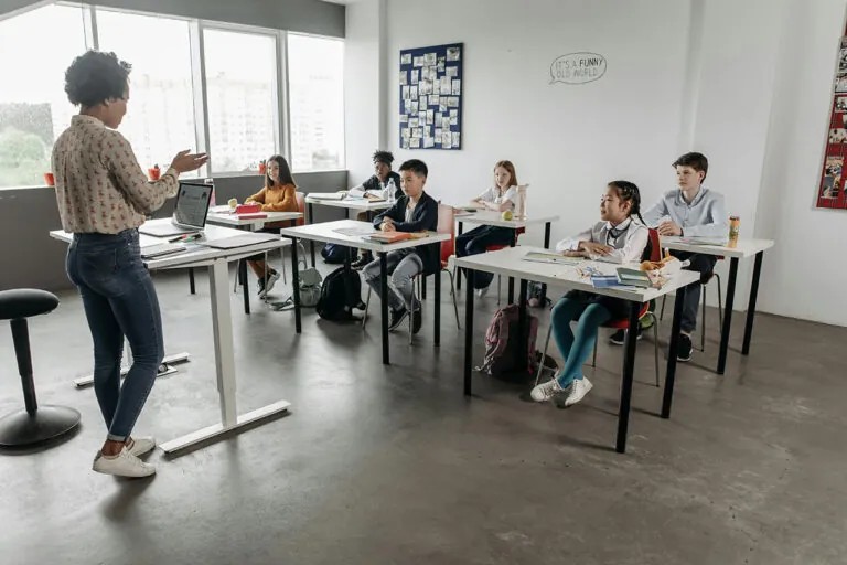 Professora e alunos em uma sala de aula