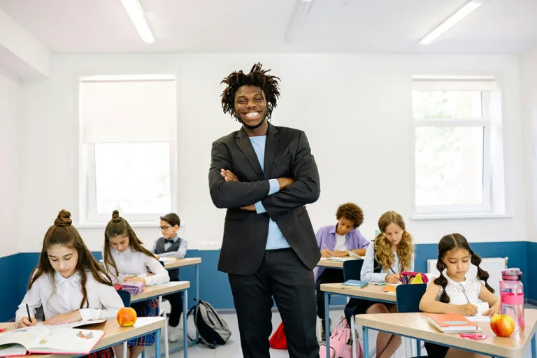 Professor feliz na sala de aula